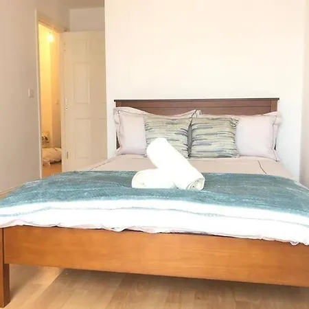 Apartamento Salthill Seaside Apartment, Two Large Bedrooms. Galway
