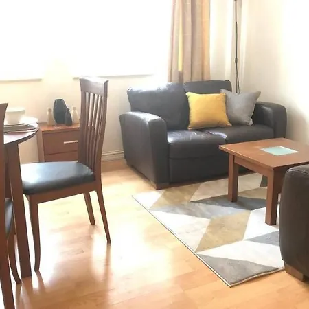 Salthill Seaside Apartment, Two Large Bedrooms. דירה